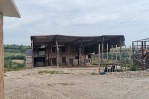 Casolare rustico con corte Marche
