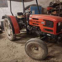 trattore agricolo più attrezzature 