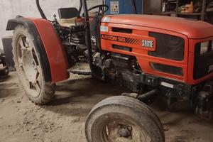 trattore agricolo più attrezzature 