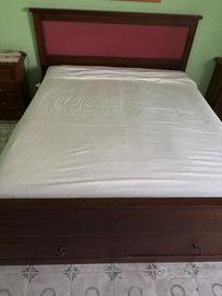 Letto con cassettoni in legno