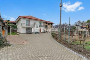 DORMELLETTO - VILLA SINGOLA CON GIARDINO E CASSERO