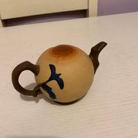 Teiera cinese in terracotta decorata