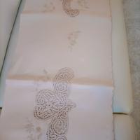 Tovaglia da 12 ricamata a mano con intagli 