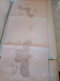 Tovaglia da 12 ricamata a mano con intagli 