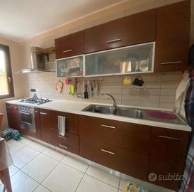 Cucina e Tavolo con sedie