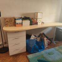 Scrivania di design curvata con cassettiera