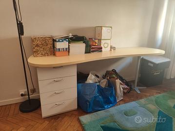 Scrivania di design curvata con cassettiera