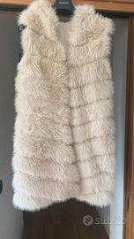 Pelliccetta con cappuccio e senza maniche beige