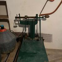 damigiane, torchio e bilancia