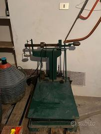 damigiane, torchio e bilancia