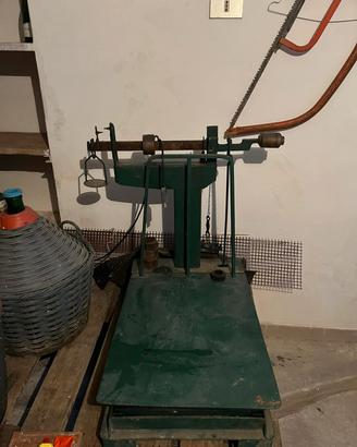 damigiane, torchio e bilancia
