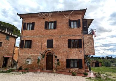 Casa suddivisa in due appartamenti con terreno