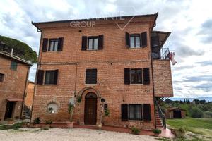 Casa suddivisa in due appartamenti con terreno