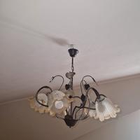 Lampadario floreale in ferro battuto e vetro