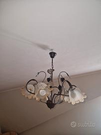 Lampadario floreale in ferro battuto e vetro