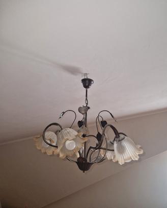 Lampadario floreale in ferro battuto e vetro