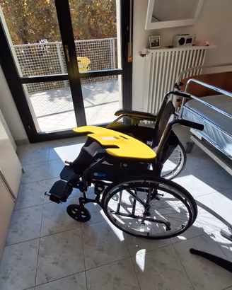 carrozzina per disabili  pieghevole