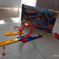 gioco con macchinina acrobatica