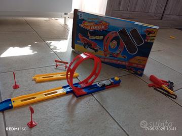 gioco con macchinina acrobatica