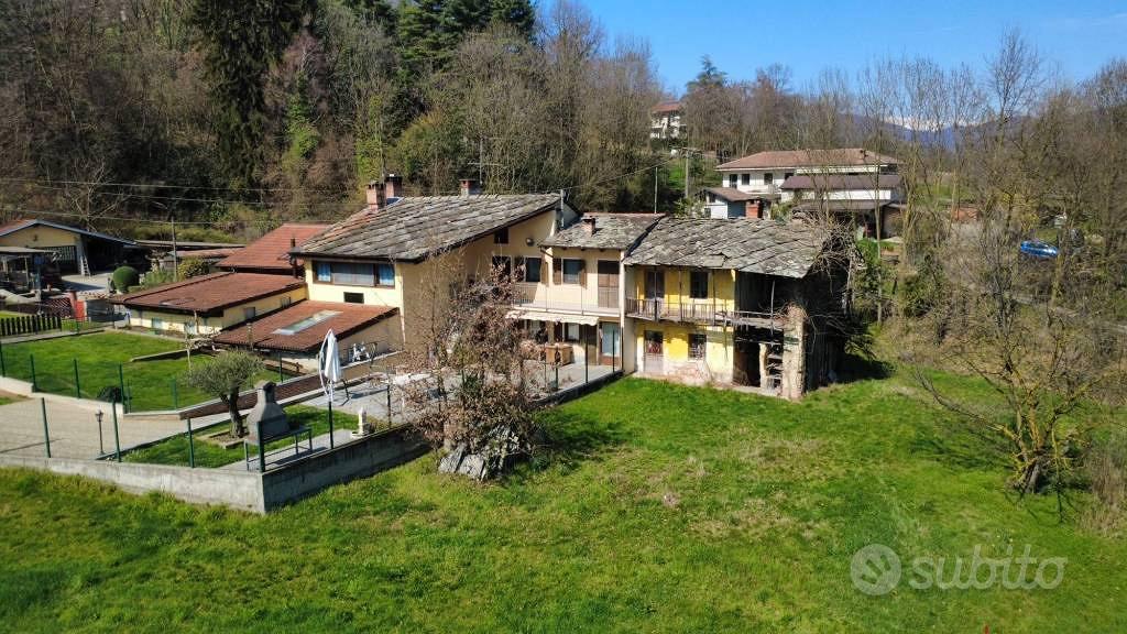 Rustico / Casale di 166 m² con più di 5 locali a B - Vista 3