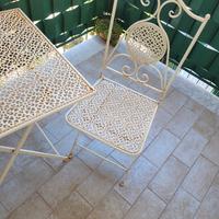 Tavolino con sedie da esterno