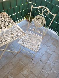 Tavolino con sedie da esterno