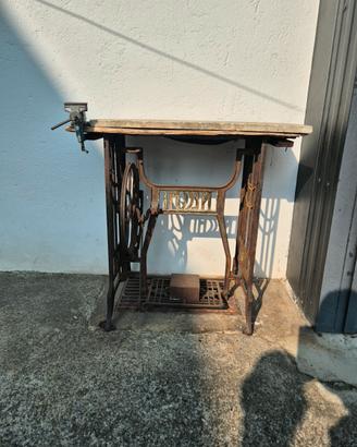 Banco da Lavoro Vintage con Base necchi in ghisa.