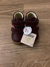 Queste sono un paio di scarpine per bambini a sti