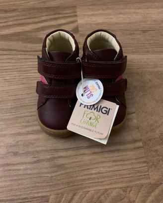 Queste sono un paio di scarpine per bambini a sti