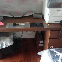 Scrivanie e piccolo armadio interno ed esterno