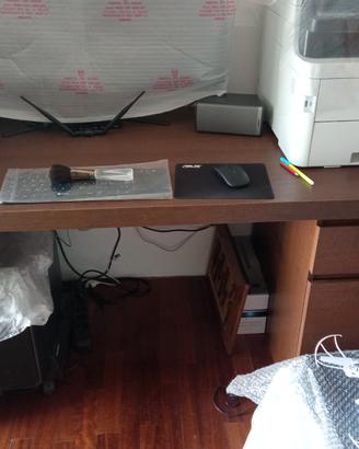Scrivanie e piccolo armadio interno ed esterno