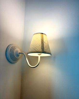 Due appliques da parete in tessuto bianco shabby