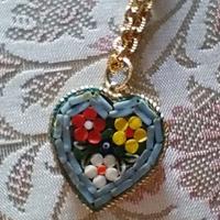 Collana con ciondolo a cuore di mosaico