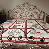Letto matrimoniale in ferro battuto rosa e dorato,