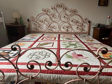 Letto matrimoniale in ferro battuto rosa e dorato,