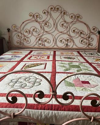 Letto matrimoniale in ferro battuto rosa e dorato,
