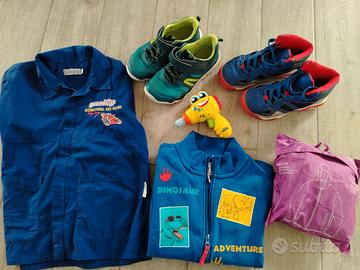 Vario abbigliamento e scarpe