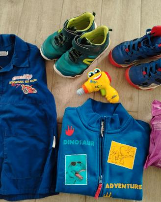 Vario abbigliamento e scarpe