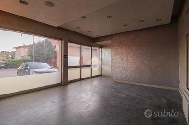 NEGOZIO A PALAZZOLO SULL'OGLIO