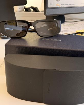 Occhiali da sole Prada con logo Triangolo mai usat