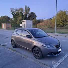 Lancia y gold