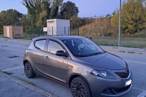 Lancia y gold