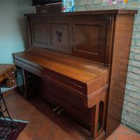 pianoforte verticale a muro