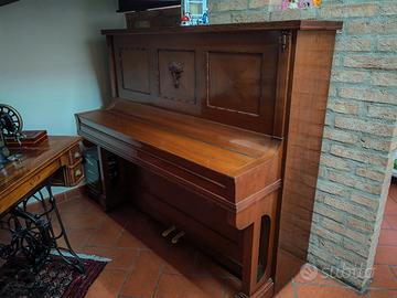 pianoforte verticale a muro