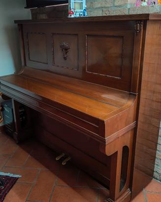 pianoforte verticale a muro