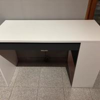 Scrivania biaca-nera moderna con mensola laterale