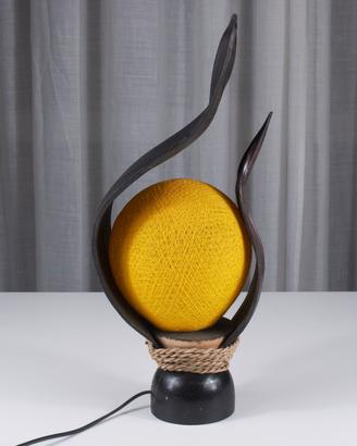 Lampada artigianale indonesiana in foglie di cocco