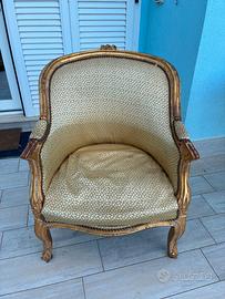 poltrona imbottita dorata