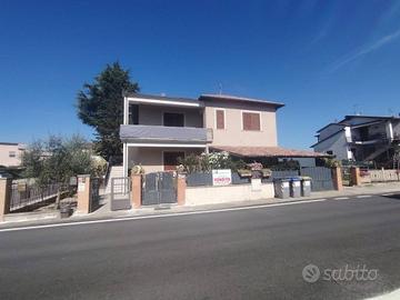 Villa di 129 m² con 5 locali e box auto a Spoleto