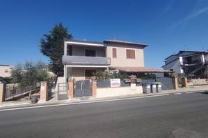 Villa di 129 m² con 5 locali e box auto a Spoleto